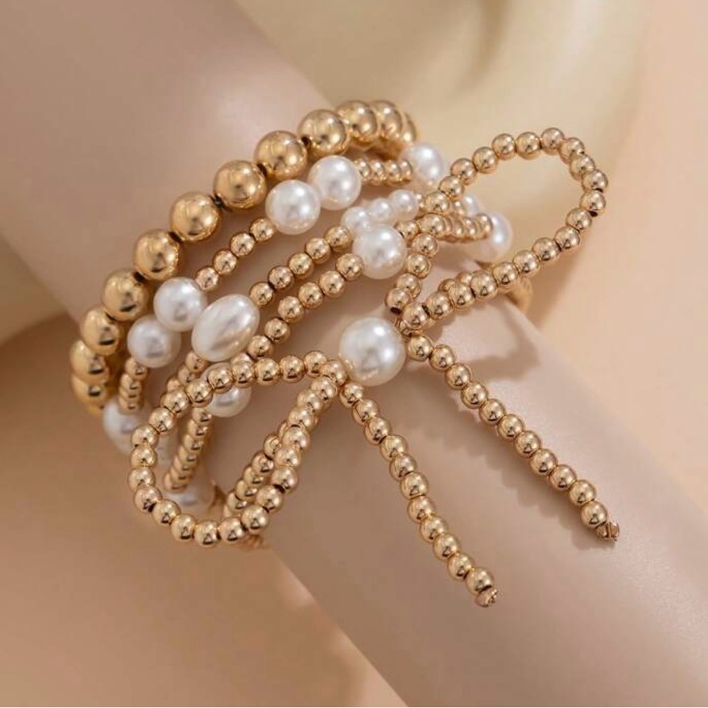 Multi-layered gold and pearl bracelet bow set
